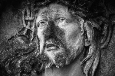 Dikenli taç içindeki antik taş heykel İsa Mesih. Siyah ve beyaz resim.