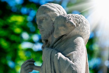 İsa 'nın eski bir heykelinin siyah ve beyaz görüntüsü. Koyunlara odaklan.. 