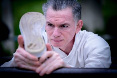 Kung Fu eğitimi. Erkek sporcu her gün fiziksel egzersiz yapar. Yatay resim.