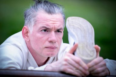 Kung Fu eğitimi. Erkek sporcu her gün fiziksel egzersiz yapar.. 