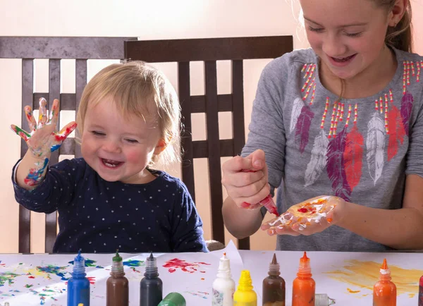 Tüm yaştaki çocuklar için sanat dersleri. Boyalı elleriyle resim çizen mutlu çocuklar. Tasasız mutlu çocukluk, öğrenme sanatı ve yaratıcılık. 