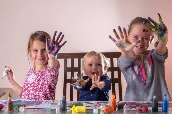 Boyalı elli mutlu çocuklar eğleniyor ve resim çiziyor. Tasasız mutlu çocukluk, sanat ve yaratıcılığı öğrenme kavramı. Yatay resim.