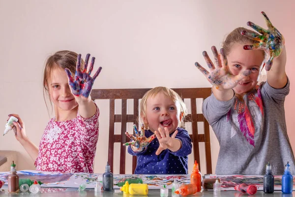 Boyalı elli mutlu çocuklar eğleniyor ve resim çiziyor. Tasasız mutlu çocukluk, öğrenme sanatı ve yaratıcılık. 