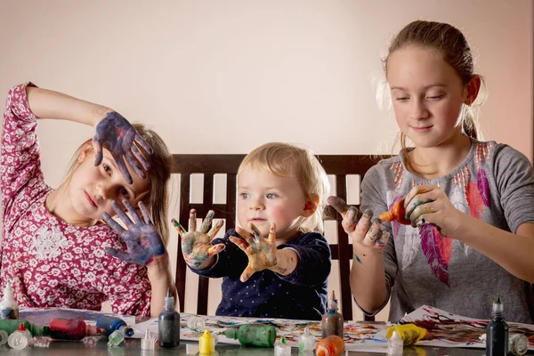 Boyalı elleri olan mutlu çocuklar. Tasasız mutlu çocukluk, öğrenme sanatı ve yaratıcılık. 