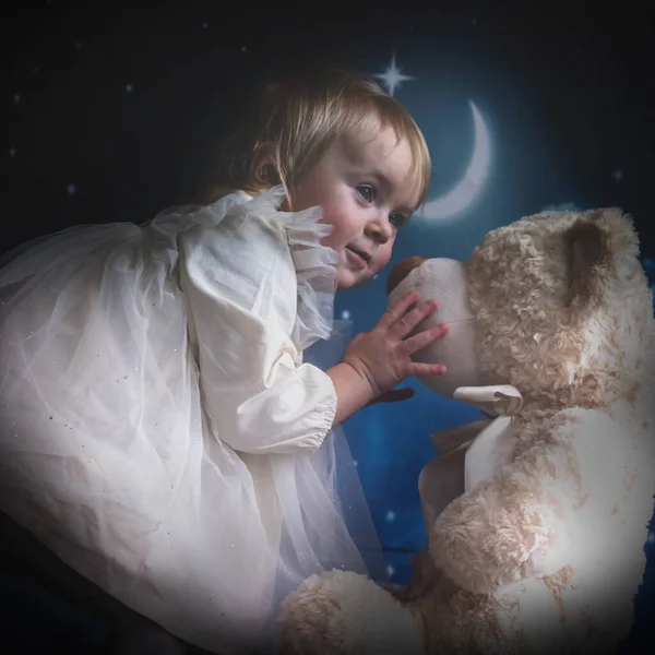 Das Kleine Süße Mädchen Umarmt Vor Dem Schlafengehen Einen Teddybär — Stockfoto