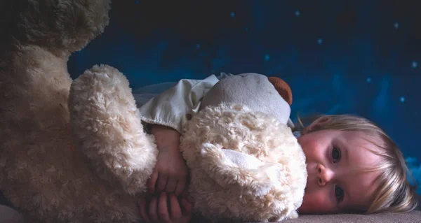 Retrato Niña Linda Con Oso Peluche Antes Acostarse —  Fotos de Stock