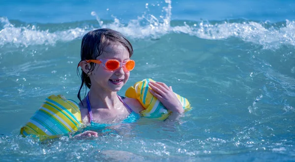 Denizde Oynayan Mutlu Kız Çocuğu Çocuk Dışarıda Eğleniyor Yaz Tatili — Stok fotoğraf