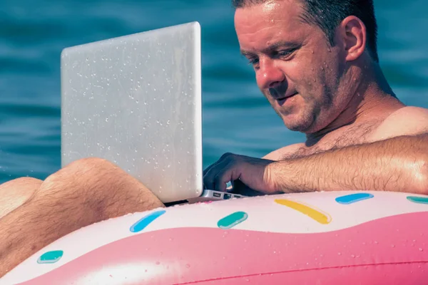Közelkép Portré Férfi Vállalkozó Dolgozik Nyaralás Egy Laptop Felfújható Gyűrű — Stock Fotó