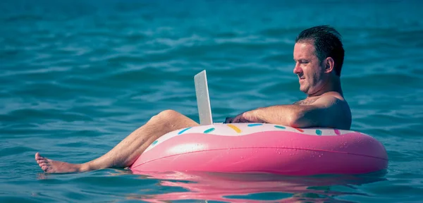 Távoli Munka Nyaralás Tengeren Üzletember Dolgozik Egy Laptop Felfújható Gyűrű — Stock Fotó