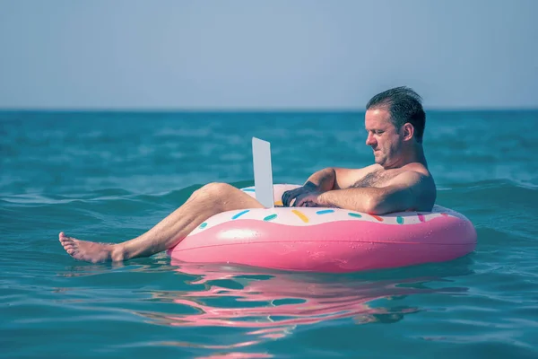 Távoli Munka Nyaralás Tengeren Férfi Laptoppal Felfújható Gyűrűn Óceán Vizében — Stock Fotó