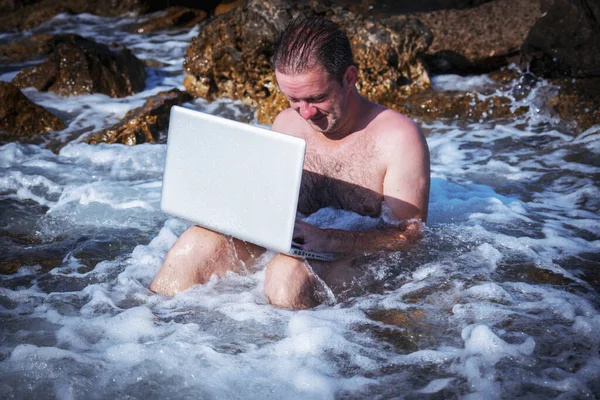 Mindenhol Bármikor Dolgozok Üzletember Aki Egy Laptoppal Dolgozik Tenger Partján — Stock Fotó