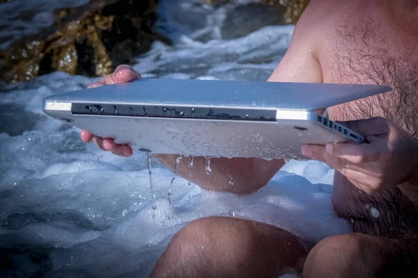 Bilgisayar temizleme yazılımının komik bir görüntüsü. Kapat..