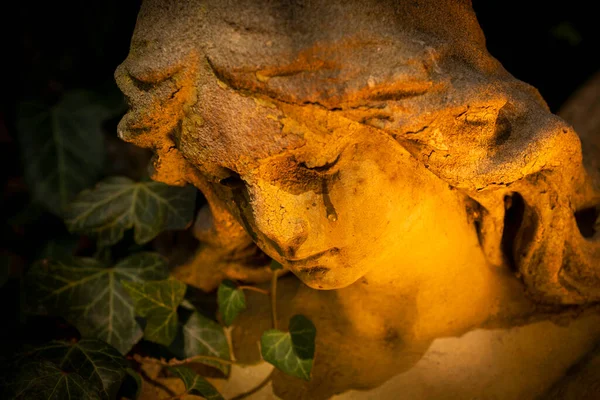 Concepto Muerte Hermoso Ángel Oro Está Llorando Fragmento Una Estatua — Foto de Stock