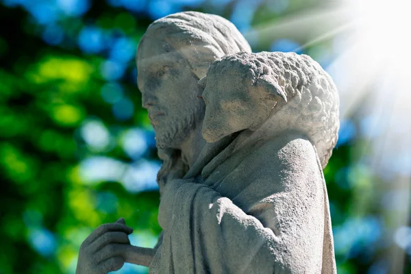 İsa 'nın eski bir heykelinin siyah ve beyaz görüntüsü. Koyunlara odaklan.. 