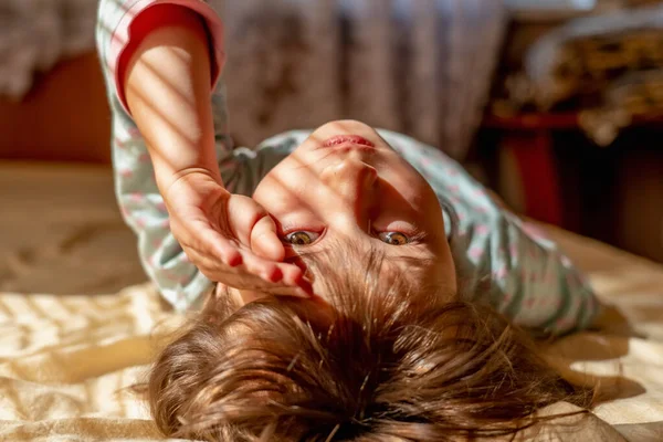 Gadis Cantik Dengan Piyama Tergeletak Terbalik Dan Bangun Atau Bangun — Stok Foto