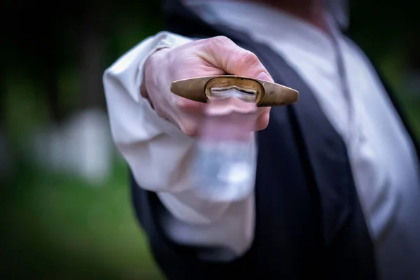 Entrenamiento Kung Hombre Realiza Ejercicios Diarios Con Una Espada Enfoque —  Fotos de Stock