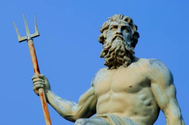 Güçlü deniz tanrısı, okyanuslar ve su Neptün (Poseidon, Triton). Mavi gökyüzü arkaplanına karşı antik heykel. 