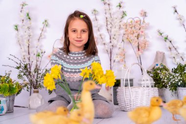 Küçük ördekleri olan güzel bir kızın paskalya portresi.