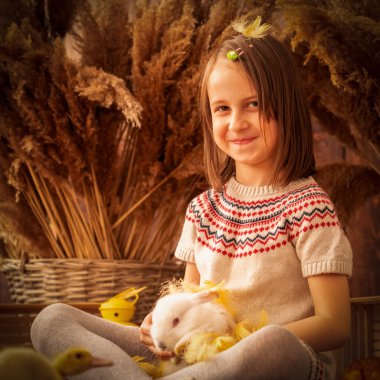 Beyaz tavşanlı çok mutlu bir genç kızın portresi. Paskalya ve tatil konsepti.