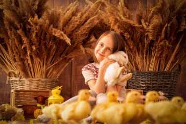 Beyaz tavşanlı güzel bir kızın paskalya portresi. Yatay resim.