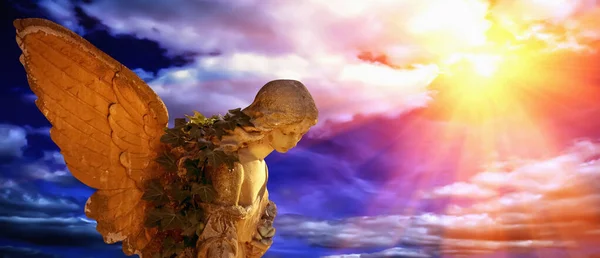 Schöner Engel Sonnenlicht Fragment Einer Antiken Statue — Stockfoto