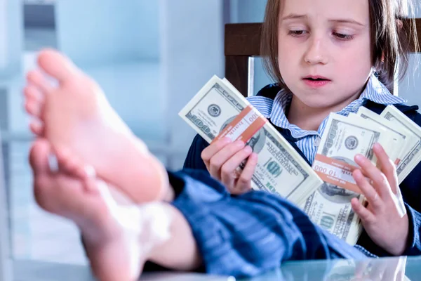 Hermosa Joven Chica Negocios Continuando Dinero Dólares Estadounidenses — Foto de Stock