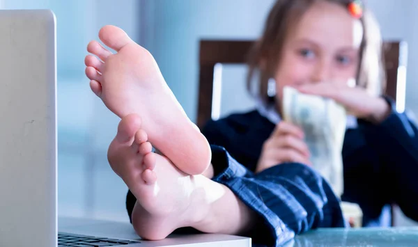 Νεαρή Όμορφη Επιχειρηματίας Έβαλε Γυμνά Πόδια Της Επάνω Ένα Τραπέζι — Φωτογραφία Αρχείου