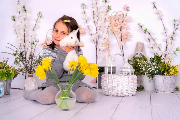 Velikonoční Portrét Mladé Krásné Dívky Domácím Králíkem — Stock fotografie