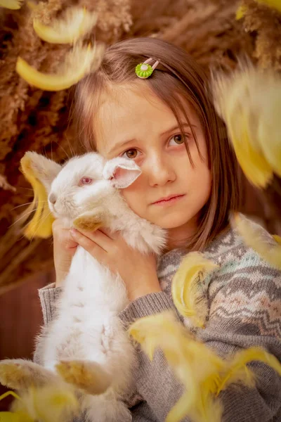 Mladá Krásná Dívka Králíčkem Velikonoční Portrét Svislý Obrázek — Stock fotografie