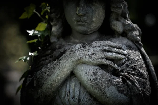 Anjo Orante Dobrou Braços Através Peito Fragmento Uma Estátua Pedra — Fotografia de Stock