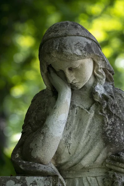Antica Statua Pietra Donna Triste Disperata Sulla Tomba Come Simbolo — Foto Stock