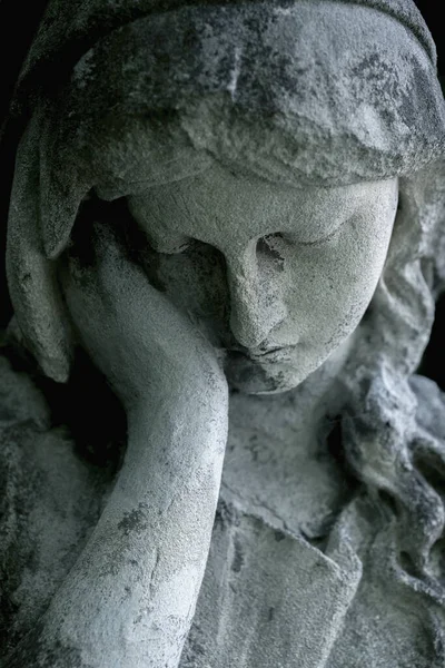 Une Ancienne Statue Pierre Femme Triste Désespérée Sur Tombeau Comme — Photo