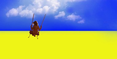 Ukrayna halkının Rus işgalcisinden kurtuluşunun sembolü olarak Ukrayna bayrağının arka planında sallanan kaygısız, mutlu genç bir çocuk tasviri - Ukrayna 'da işgal ve barış
