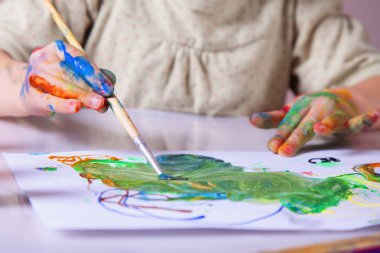 Fırçayla resim yapan genç kızı kapat. Sanat, çocukluk, öğrenme ve yaratıcılık kavramı. 