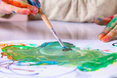 Fırçayla resim yapan genç kızı kapat. Sanat, çocukluk, öğrenme ve yaratıcılık kavramı. Yatay görüntü. Seçici odak.