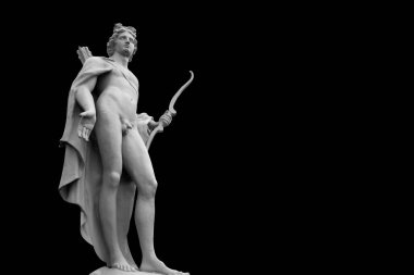 Antik mermer heykel tanrı Apollo yaylı. Zeus ve Fly 'ın oğlu, Olimpiyat tanrılarından biri. Siyah arkaplanda izole.