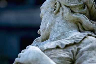 İnsan yaşamının sonundaki antik bir heykelin parçası. Yatağın üzerinde güzel ölü kadın ışığı. Seçici odak.