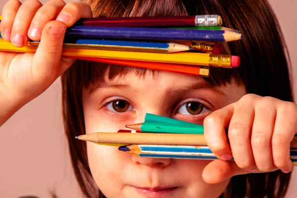 五彩斑斓的世界 伟大艺术家的滑稽照片 用彩色铅笔把小女孩关起来 横向图像 — 图库照片