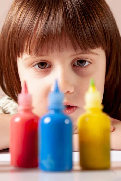 Retrato Menina Bonita Jovem Frente Tintas Multicoloridas Arte Infância Conceito — Fotografia de Stock