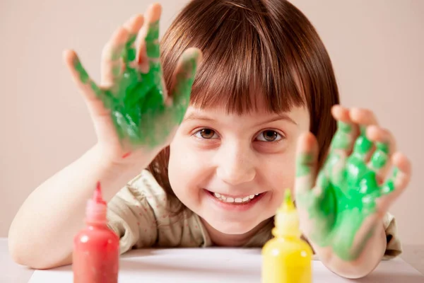 Drôle Portrait Jeune Belle Fille Avec Des Mains Peintes Colorées — Photo