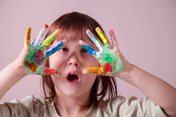 Retrato Menina Bonita Com Mãos Pintadas Coloridas — Fotografia de Stock