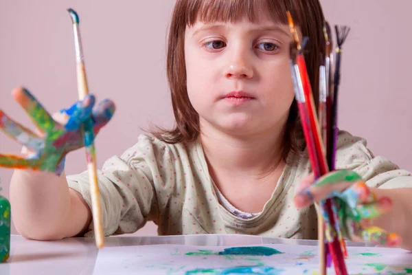 Imagem Artista Saudação Jovem Bela Menina Pintura Com Escovas — Fotografia de Stock