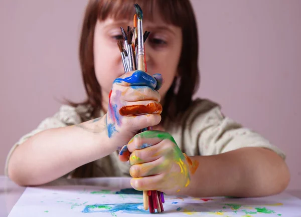 小女孩用画笔作画 创造力 美的童年概念 — 图库照片