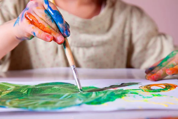 Fırçayla resim yapan genç ve güzel bir kız. Sanat, çocukluk, öğrenme ve yaratıcılık kavramı. 