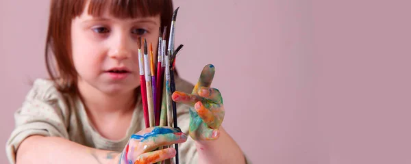 年轻美丽姑娘的画像 手握画笔 手握画笔 手握画笔 学习和创造力概念 设计所需的复制空间 — 图库照片