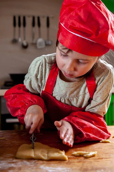 Chef Pastelaria Fêmea Corta Pedaços Massa Para Assar Imagem Vertical — Fotografia de Stock