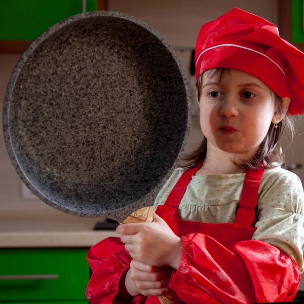 持有煎锅一个年轻女孩的肖像 — 图库照片