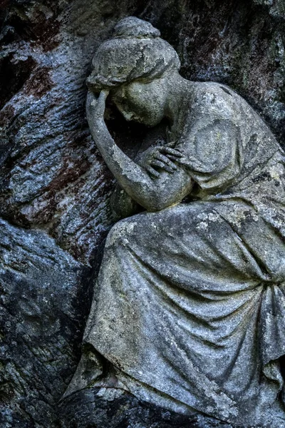 墓碑上一个悲伤绝望的妇女的古老雕像的碎片 作为死亡和人类生命终结的象征 — 图库照片