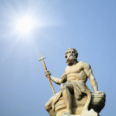 Deniz ve okyanus tanrısı Neptün (Poseidon) Güneş ışınlarındaki antik heykel