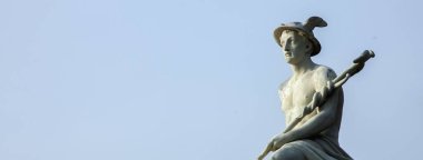 Antik ticaret, ticaret, tüccarlar, gezginler ve kurnaz Hermes 'in (Merkür) antik heykeli. Tasarım için alanı kopyala.